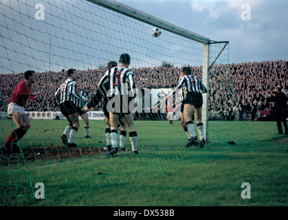 football, Regionalliga West, 1963/1964, Stadium an der Hafenstrasse, Rot Weiss Essen versus ETB Schwarz Weiss Essen 2:2, scene of the match Stock Photo