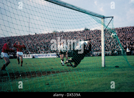 football, Regionalliga West, 1963/1964, Stadium an der Hafenstrasse, Rot Weiss Essen versus ETB Schwarz Weiss Essen 2:2, goal for RWE, left Manfred Frankowski (RWE) and Heinz Dieter Hasebrink (RWE), right Axel Kiefer (RWE) and keeper Hermann Merchel (ETB) Stock Photo