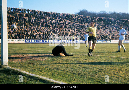 football, Regionalliga West, 1963/1964, Stadium am Uhlenkrug, ETB Schwarz Weiss Essen versus Alemannia Aachen 1:9, thrashing victory for Aachen, goal for Aachen by Josef Martinelli (2.f.r.), keeper Horst Breuers (ETB) beaten Stock Photo