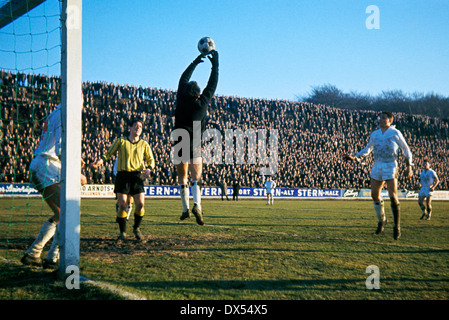 football, Regionalliga West, 1963/1964, Stadium am Uhlenkrug, ETB Schwarz Weiss Essen versus Alemannia Aachen 1:9, thrashing victory for Aachen, keeper Horst Breuers (ETB) catching the ball before Josef Martinelli (Aachen) Stock Photo