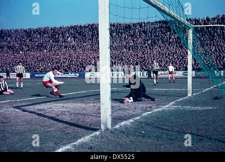 football, Regionalliga West, 1963/1964, Stadium am Uhlenkrug, ETB Schwarz Weiss Essen versus Rot Weiss Essen 0:2, scene of the match, Heinz Dieter Hasebrink (RWE) 3.f.l. denied by keeper Hermann Merchel (ETB) Stock Photo