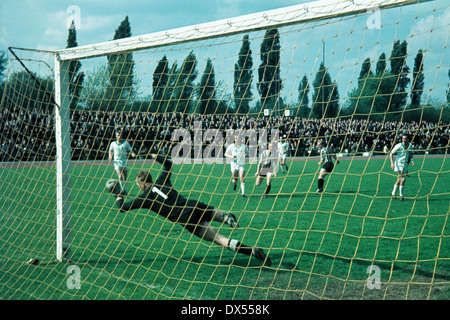 football, Regionalliga West, 1963/1964, Jahn Stadium, VfB Bottrop versus SpVgg Herten 2:1, keeper Hermann Schoenbeck (Herten) saves a shot of Paul Baron (2.f.r.) Stock Photo