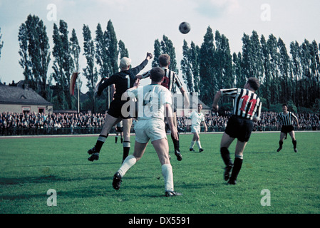 football, Regionalliga West, 1963/1964, Jahn Stadium, VfB Bottrop versus SpVgg Herten 2:1, punched clearance of keeper Hermann Schoenbeck (Herten) Stock Photo