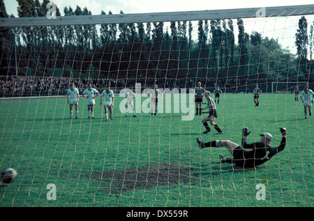 football, Regionalliga West, 1963/1964, Jahn Stadium, VfB Bottrop versus SpVgg Herten 2:1, Paul Baron scores the winning goal by penalty for handball against keeper Hermann Schoenbeck (Herten) Stock Photo