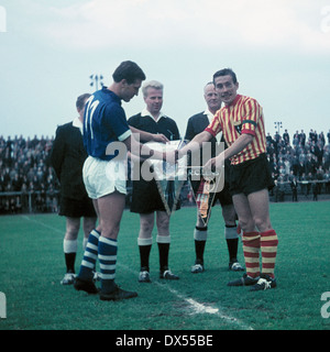 football, UEFA Intertoto Cup, 1964, FC Schalke 04 versus RC Lens 2:1, welcome and wimple change by the team captains, left Waldemar Gerhardt (S04), referee and assistants Stock Photo