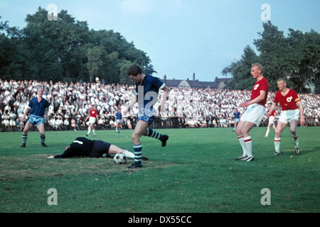 football, UEFA Intertoto Cup, 1964, Glueckaufkampfbahn, FC Schalke 04 versus IF Degerfors, Sweden, 4:1, Waldemar Gerhardt (S04) scores a goal Stock Photo