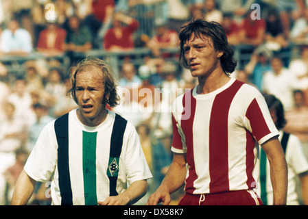 football, Bundesliga, 1973/1974, Stadium am Boekelberg, Borussia Moenchengladbach versus Fortuna Cologne 3:1, Bernd Rupp (MG) left and Karl-Heinz Struth (Cologne) Stock Photo