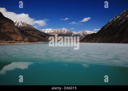 Chamdo. 18th Mar, 2014. Photo taken on March 18, 2014 shows the scenery of the Ranwu Lake in Basu County, southwest China's Tibet Autonomous Region. The Ranwu Lake stands at an altitude of 3,850 meters with an acreage of 22 square kilometers. © Wang Shoubao/Xinhua/Alamy Live News Stock Photo