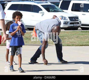 Seal enjoys a day with his children, Leni Samuel, Henry Samuel, Johan Samuel and Lou Samuel at Children's football & American football practice session in Brentwood. Featuring: Seal Where: California, United States When: 27 Oct 2012 Stock Photo