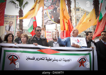 Ramallah, West Bank, Palestinian Territories - March 19, 2014: Demonstration organized by left-wing activists against the Palestinian peace with Israel, and against the continuation of the negotiations. According to reports, the United States lowered from the roof of their objectives in relation to the Israeli-Palestinian negotiations, by 29th April, the expiry date of the deadline set by Kerry for the completion of preliminary negotiations, and because of the continuing differences between the Palestinian and Israeli sides on a number of issues. © Abdalkarim Museitef/PACIFIC PRESS/Alamy Live  Stock Photo