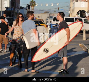 Michelle Monaghan, Topher Grace and Chris Evans filming their new movie on Venice Beach, a romantic comedy titled 'A Many Splintered Thing' Venice Beach, California - 05.11.12 Featuring: Michelle Monaghan,Topher Grace and Chris Evans Where: Venice Beach, CA When: 05 Nov 2012