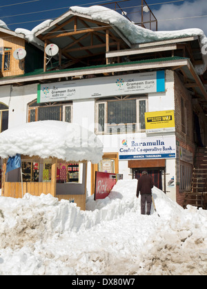 India, Kashmir, Tangmarg bazaar, heavy snowfall on Baramulla Central Co-operative Bank Stock Photo