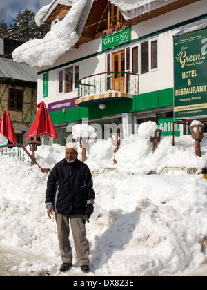 India, Kashmir, Tangmarg bazaar, heavy snowfall on Greenz Hotel and Café Coffee Day Stock Photo