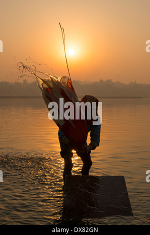 india, Uttar Pradesh, Agra, dhobi-wallahs washing clothes in Yamuna river at sunrise Stock Photo