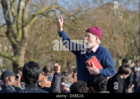 Elderly man expressing his views to the members of the public at 'Speakers Corner' in Hyde Park, London, England. Stock Photo