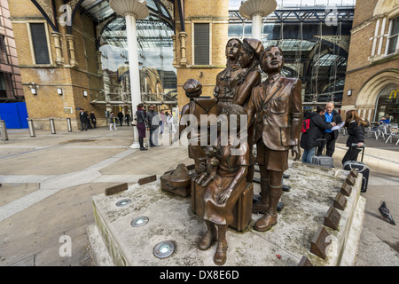 Kindertransport memorial by Frank Meisler at Liverpool Street Railway Station. The Kindertransport is a rescue mission that Stock Photo