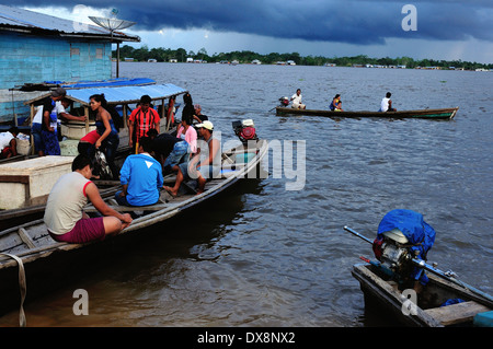 Selling fish - Harbour in TABATINGA. State of Amazonas .BRAZIL Stock Photo