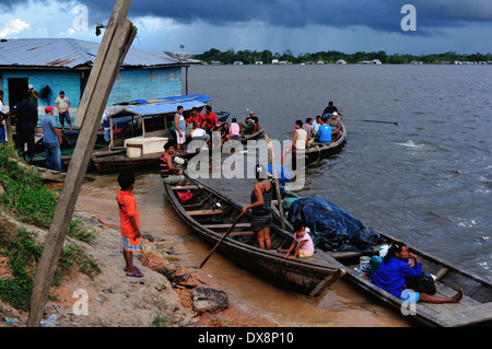 Selling fish - Harbour in TABATINGA. State of Amazonas .BRAZIL Stock Photo