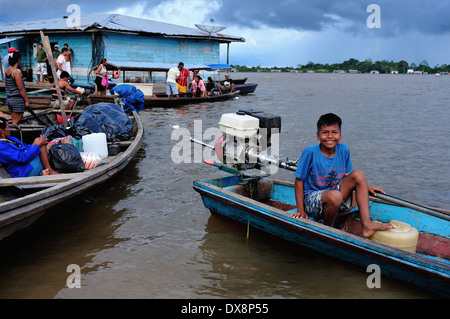 Selling fish - Harbour in TABATINGA. State of Amazonas .BRAZIL Stock Photo