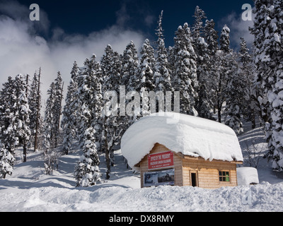 N9328 India, Kashmir, Gulmarg, Himalayan Ski Resort main bazaar, snow covered office of Madzoor union office Stock Photo