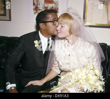 SAMMY DAVIS JNR  marries May Britt in 1960 Stock Photo