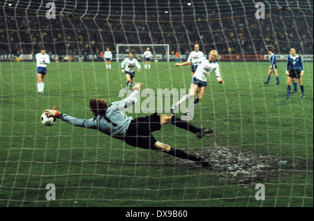 Dresden, Germany. 23rd July, 2022. Soccer: 3rd league, SG Dynamo Dresden - TSV  1860 Munich, Matchday 1, Rudolf Harbig Stadium. Dynamo's Kyu-hyun Park (l)  against Munich's Albion Vrenezi. Credit: Robert Michael/dpa/Alamy Live