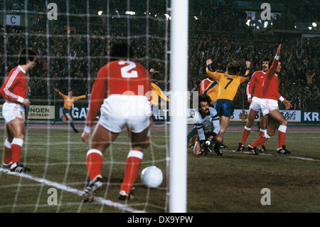 football, Cup Winners Cup, 1980/1981, quarterfinal, first leg, Rhine Stadium, Fortuna Duesseldorf versus S.L. Benfica 2:2, scene of the match, 1:0 goal by Ruediger Wenzel (Fortuna), chanceless the Benfica players keeper Manuel Galrinho Bento aground, team Stock Photo