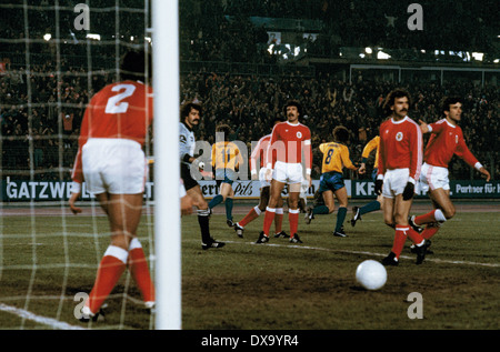 football, Cup Winners Cup, 1980/1981, quarterfinal, first leg, Rhine Stadium, Fortuna Duesseldorf versus S.L. Benfica 2:2, scene of the match, 1:0 goal by Ruediger Wenzel (Fortuna), ahead the Benfica players keeper Manuel Galrinho Bento (2.f.l.), team lea Stock Photo