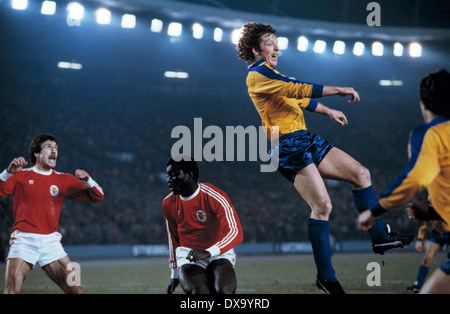 football, Cup Winners Cup, 1980/1981, quarterfinal, first leg, Rhine Stadium, Fortuna Duesseldorf versus S.L. Benfica 2:2, scene of the match, f.l.t.r. Antonio Veloso (Benfica), Reinaldo (Benfica) and Ruediger Wenzel (Fortuna) in an aerial duel Stock Photo