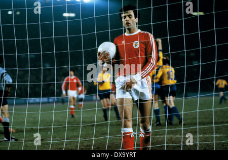 football, Cup Winners Cup, 1980/1981, quarterfinal, first leg, Rhine Stadium, Fortuna Duesseldorf versus S.L. Benfica 2:2, scene of the match, Ralf Dusend (Fortuna) scores the 2:1 goal, Frederico (Benfica) is frustrated Stock Photo