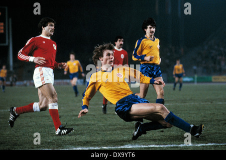 football, Cup Winners Cup, 1980/1981, quarterfinal, first leg, Rhine Stadium, Fortuna Duesseldorf versus S.L. Benfica 2:2, scene of the match, Rudolf Bommer (Fortuna) misses a great chance, left Antonio Veloso (Benfica), right Ralf Dusend (Fortuna) Stock Photo