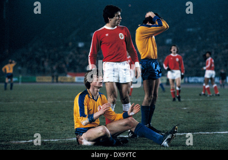 football, Cup Winners Cup, 1980/1981, quarterfinal, first leg, Rhine Stadium, Fortuna Duesseldorf versus S.L. Benfica 2:2, scene of the match, Rudolf Bommer (Fortuna) sitting aground misses a great chance, behind Antonio Veloso (Benfica) and Ralf Dusend ( Stock Photo