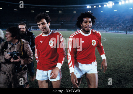 football, Cup Winners Cup, 1980/1981, quarterfinal, first leg, Rhine Stadium, Fortuna Duesseldorf versus S.L. Benfica 2:2, end of the game, leaving, Frederico (Benfica) left and Jorge Gomes (Benfica) rejoicing Stock Photo
