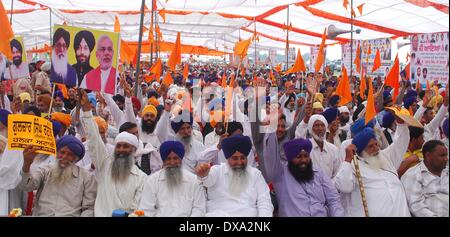 Amritsar, India. 21st Mar, 2014. Amritsar Supporters of Shiromani Akali Dal Punjab (SAD) during an election rally at Attari near Amritsar on Friday. Photo by Raman Gill/Pacific Press/Alamy Live News Stock Photo