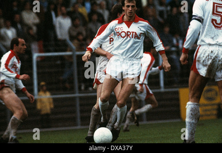football, 2. Bundesliga, 1982/1983, Georg Melches Stadium, Rot Weiss Essen versus Kickers Offenbach 4:2, scene of the match, Guenter Franusch (Kickers) in ball possession Stock Photo