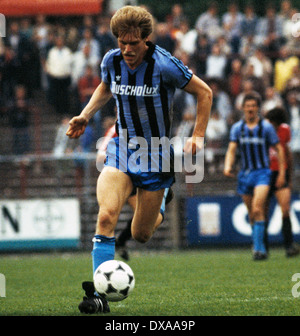 football, Bundesliga, 1983/1984, Ulrich Haberland Stadium, Bayer 04 Leverkusen versus SV Waldhof Mannheim 0:1, scene of the match, solo run of Alfred Schoen (SVW) Stock Photo