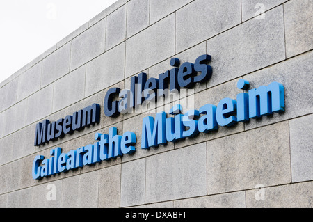 Sign at the entrance to a museum gallery in English and Irish (Gailearaithe Musaeim) Stock Photo