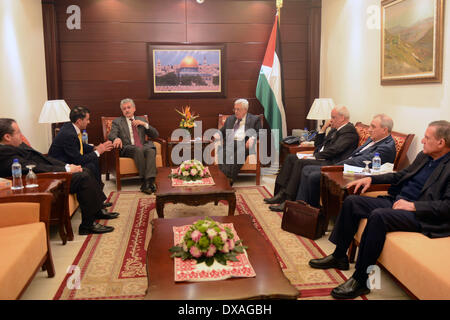 Ramallah, West Bank, Palestinian Territory. 21st Mar, 2014. Palestinian President Mahmoud Abbas meets with former Italian Prime Minister Massimo D'Alema, in the West Bank City of Ramallah, March 21, 2014 © Thaer Ganaim/APA Images/ZUMAPRESS.com/Alamy Live News Stock Photo