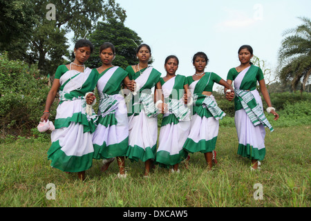 Gulachinofficial - Mardana Jhumar The folk dance performed by women and  Mardani Jhumar performed by men in Jharkhand to celebrate the happiness of  the harvest season. The attire is a contemporary design