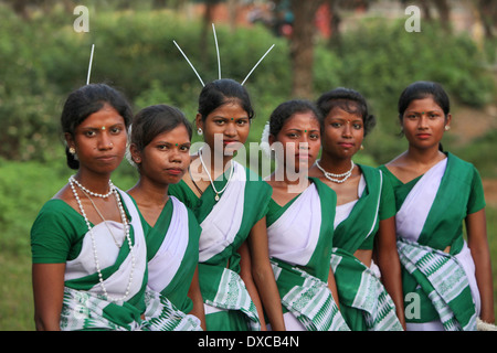 Tribal girls performing a typical tribal dance in traditional outfits.  Oraon tribe. Hurhuru area of District Hazaribaug, Jharkhand, India. -  SuperStock