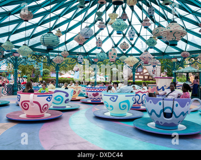 https://l450v.alamy.com/450v/dxdc44/mad-hatters-tea-cup-ride-at-disneyland-paris-france-dxdc44.jpg