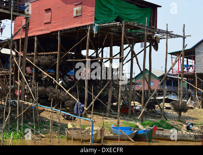 houses built on wooden poles to avoid the high range of water from Tonle Sap lake, during the winter months, Cambodia Stock Photo