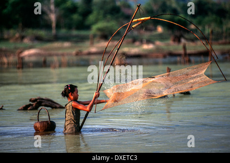 https://l450v.alamy.com/450v/dxetc3/laos-woman-fishing-net-bamboo-poles-woven-basket-floats-blue-sky-riverbank-dxetc3.jpg