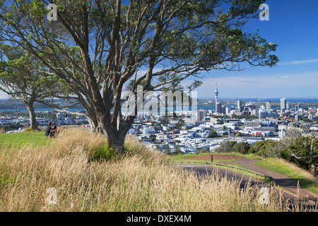 Couple enjoying view of Auckland from Mount Eden, Auckland, North Island, New Zealand Stock Photo