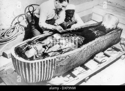 HOWARD CARTER (1874-1939) examining Tutankhamun's mummy in February 1923 Stock Photo