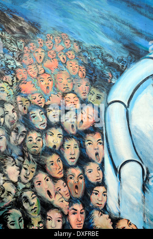 【お年玉セール特価】 through breaking Crowd the the on painting Wall, Berlin 絵画