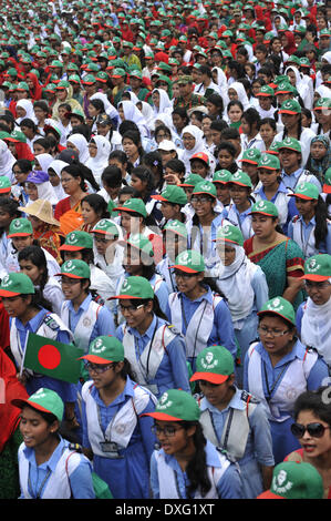 Dhaka, Bangladesh. 26th Mar, 2014. Bangladeshi people sing the national anthem at the National Parade Ground in Dhaka, Bangladesh, March 26, 2014. More than 254,681 people sang the national anthem together on the 43rd Independence Day to make history as the nation tried to create a Guinness record. Credit:  Shariful Islam/Xinhua/Alamy Live News Stock Photo