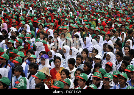 Dhaka, Bangladesh. 26th Mar, 2014. Bangladeshi people sing the national anthem at the National Parade Ground in Dhaka, Bangladesh, March 26, 2014. More than 254,681 people sang the national anthem together on the 43rd Independence Day to make history as the nation tried to create a Guinness record. Credit:  Shariful Islam/Xinhua/Alamy Live News Stock Photo