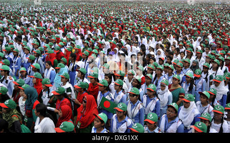 Dhaka, Bangladesh. 26th Mar, 2014. Bangladeshi people sing the national anthem at the National Parade Ground in Dhaka, Bangladesh, March 26, 2014. More than 254,681 people sang the national anthem together on the 43rd Independence Day to make history as the nation tried to create a Guinness record. Credit:  Shariful Islam/Xinhua/Alamy Live News Stock Photo