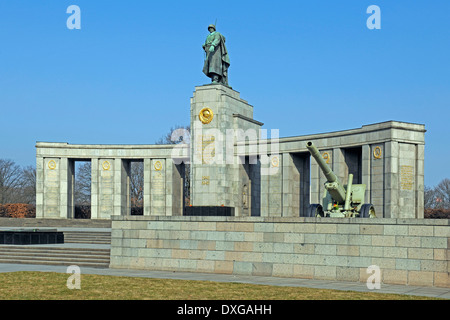 Statue of the Red Army soldier Soviet War Memorial Strasse des 17. Juni Grosser Tiergarten Tiergarten Berlin Germany / Stock Photo